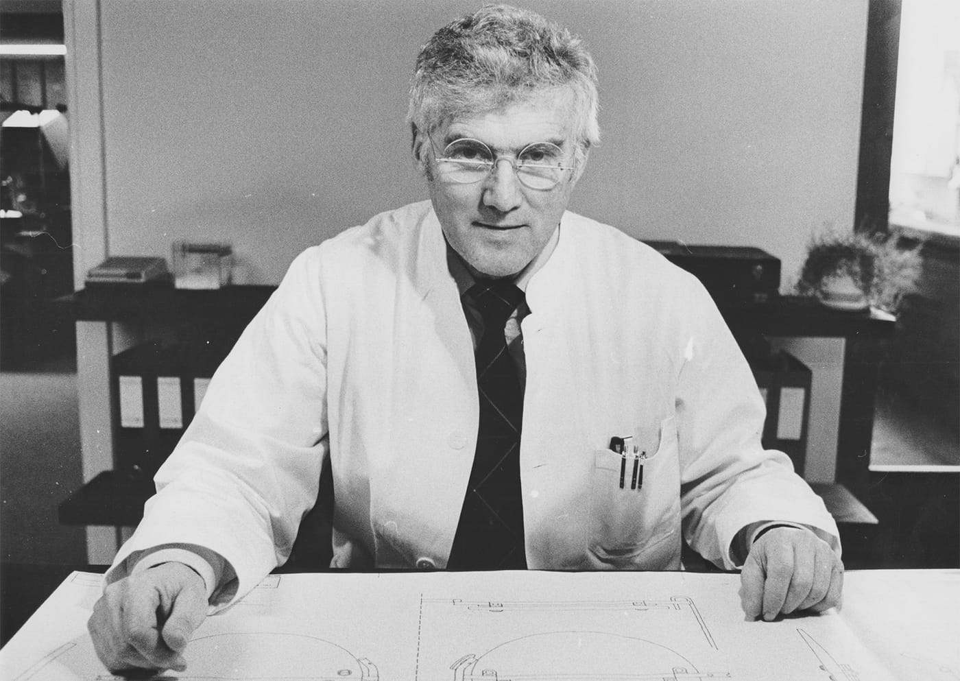 Poul-J&oslash;rn Lindberg at his desk, in black and white