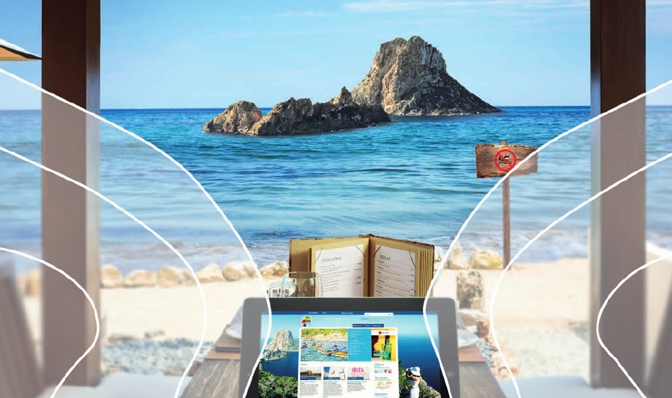 Varifocal simulation of a beach view with a tablet: wide clear zones